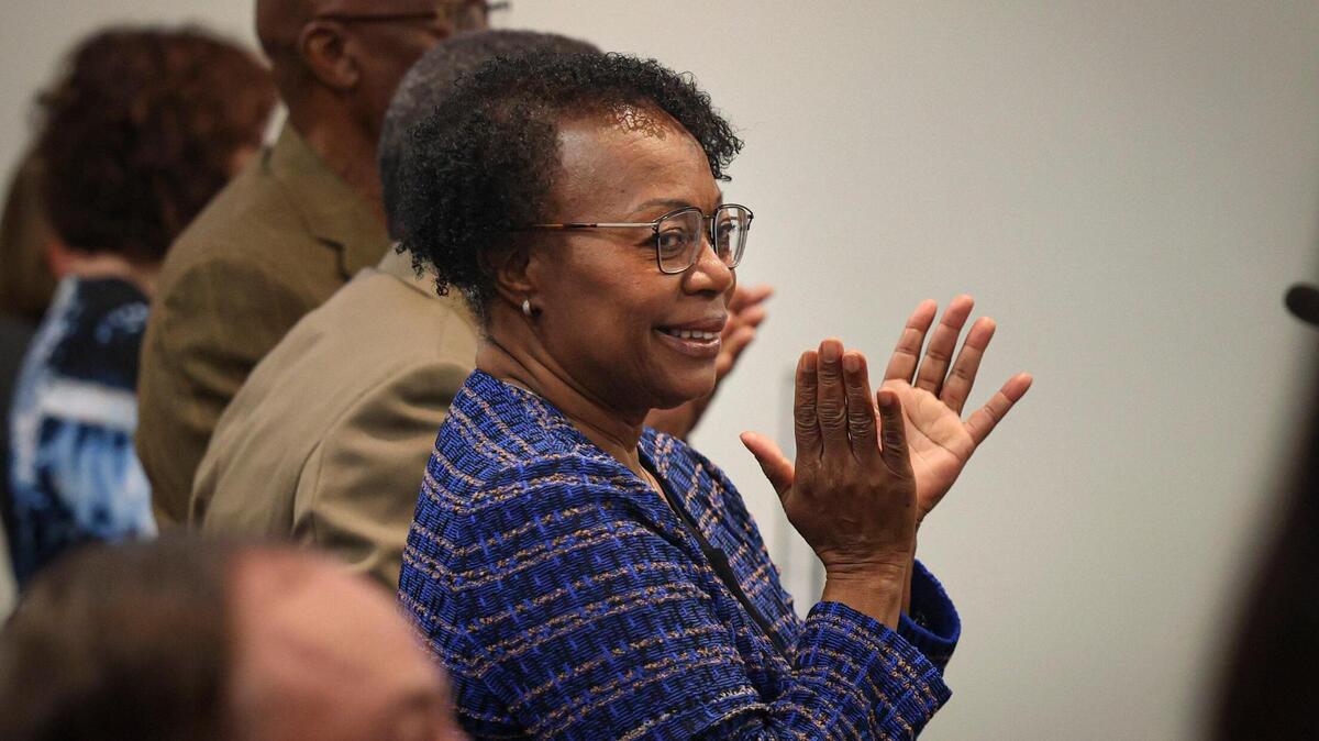 Earlean Smiley aplaude a los miembros del personal del condado reconocidos durante una reunión de la Junta Escolar de Broward el 15 de febrero de 2023 en Fort Lauderdale.