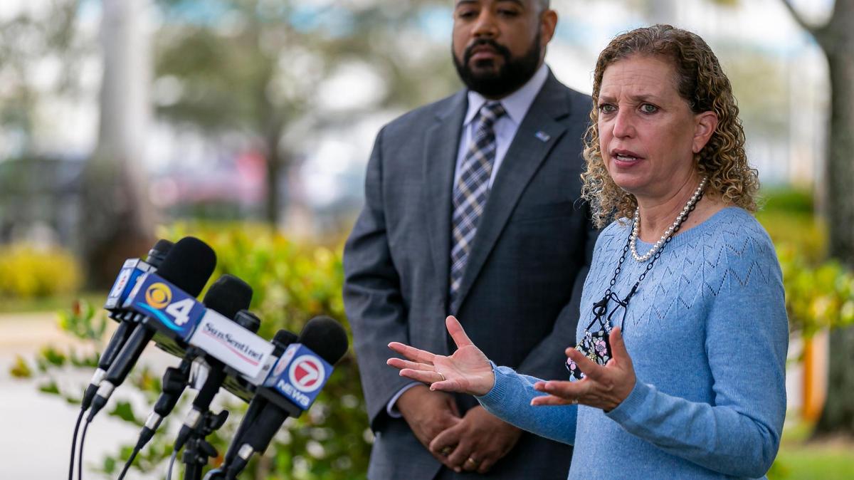 La representante Debbie Wasserman Schultz (demócrata por la Florida) y el supervisor de Elecciones de Broward, Joe Scott, en una conferencia de prensa afuera de las instalaciones de procesamiento de correo del Servicio Postal en Opa-locka, Florida, el lunes 10 de enero de 2022..