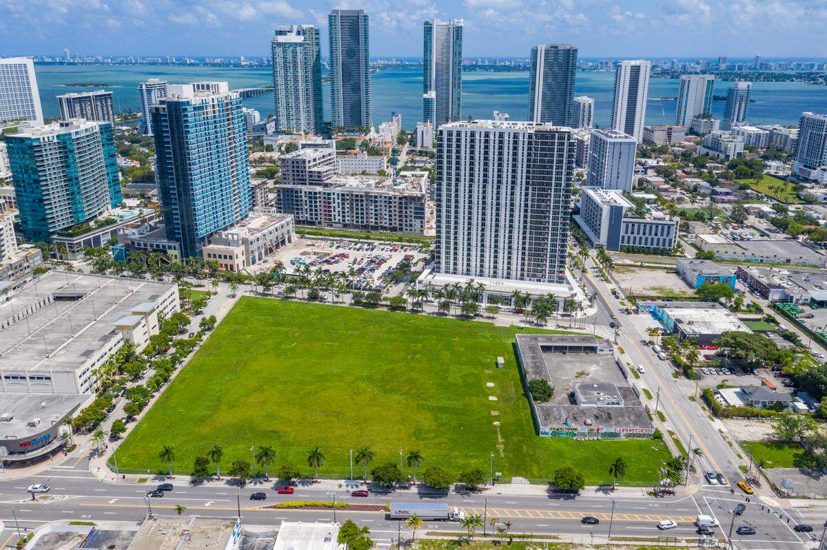 Originally, Walmart planned for a three-story building with five loading bays at 3055 N. Miami Ave.