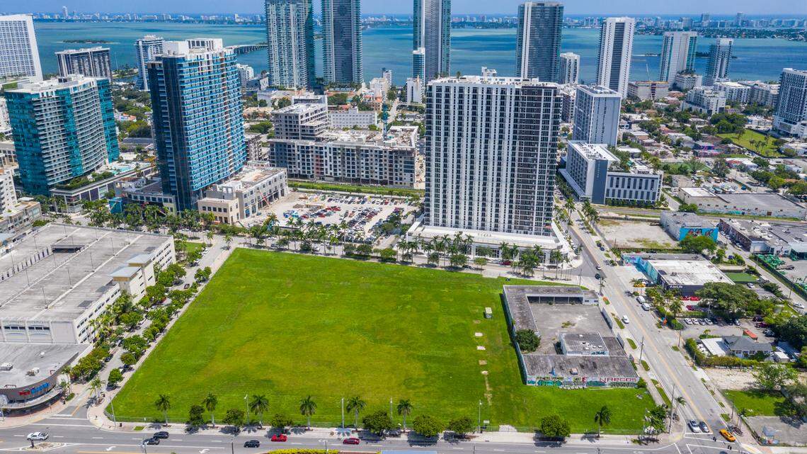 Originally, Walmart planned for a three-story building with five loading bays at 3055 N. Miami Ave.