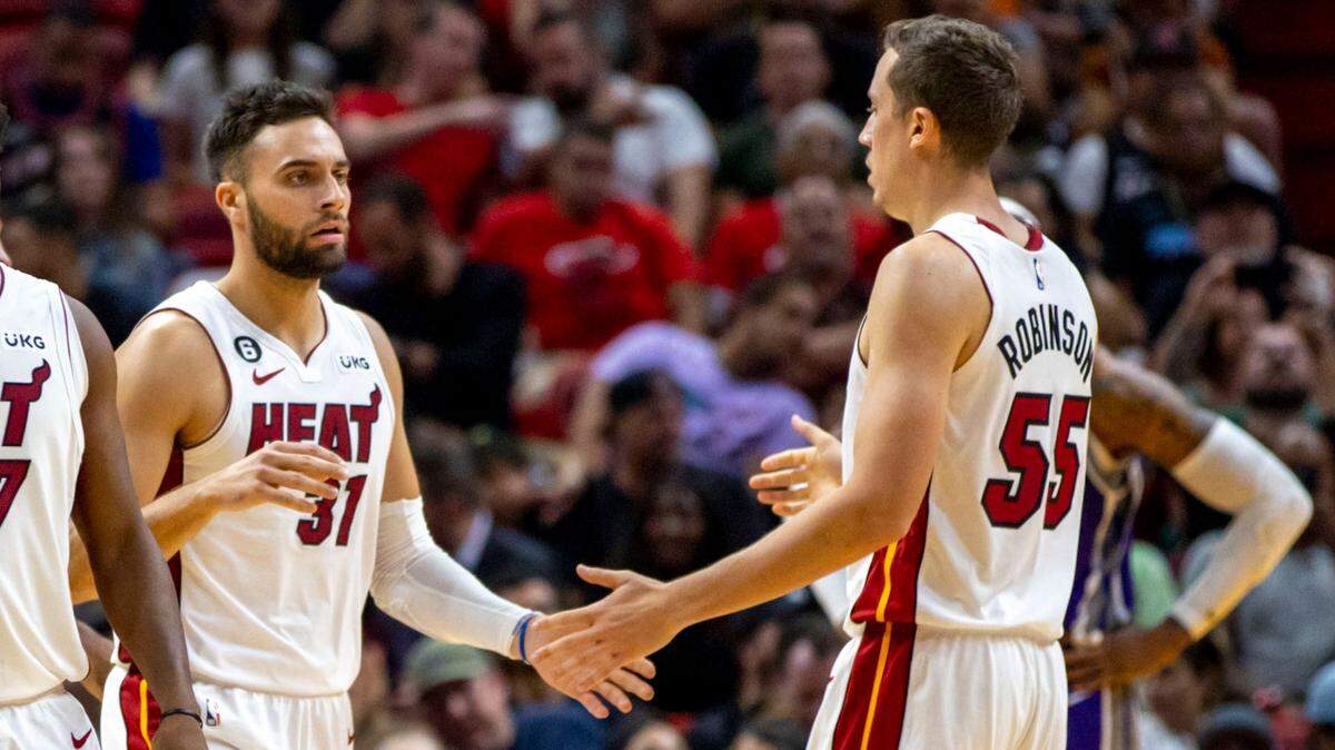 Los delanteros del Miami Heat Max Strus (31) y Duncan Robinson (55) se saludan en el juego de la NBA contra los Sacramento Kings en el FTX Arena, el 2 de noviembre de 2022.