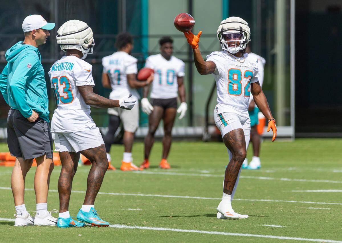 Miami Dolphins wide receivers Dee Eskridge (82) and Malik Washington (83) run drills druing a practice session at the Baptist Health Training Complex on Wednesday, Oct. 23, 2024, in Miami Gardens, Fla.