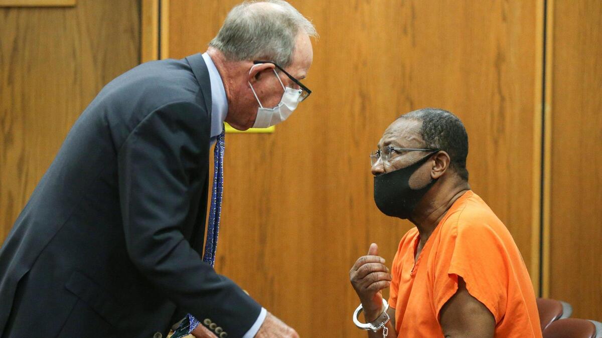 El abogado defensor Thomas W. Risavy habla con Jean Claude Philippe, sacerdote católico condenado por violación durante la audiencia de sentencia en el Richard E. Gerstein Justice Building, el 17 de febrero de 2022.