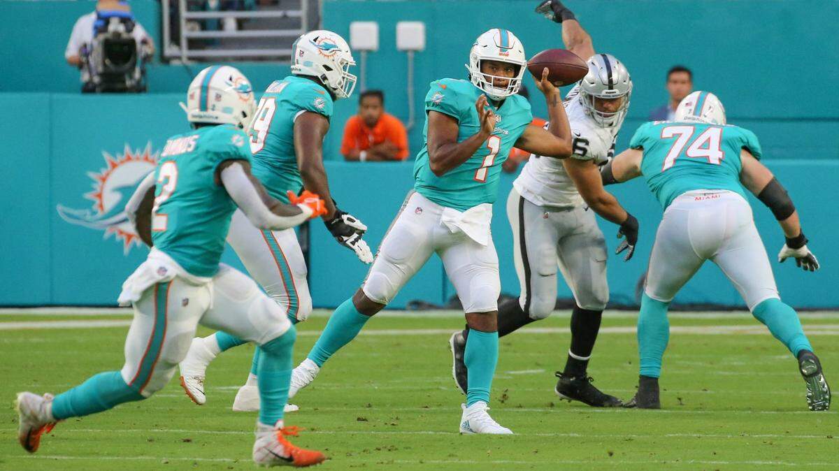 Miami Dolphins quarterback Tua Tagovailoa (1) throws a complete pass to running back Chase Edmonds (2) in the first quarter during game against the Las Vegas Raiders at Hard Rock Stadium in Miami Gardens on Saturday, August 20, 2022.