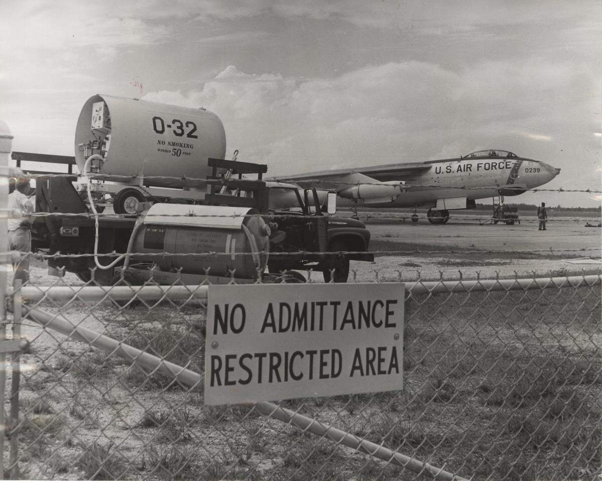 Publicado el 24/10/1962: Contingente de la Fuerza Aérea para quedarse... un tiempo, al menos. Avión grande, equipo de abastecimiento de combustible. El Aeropuerto Internacional de Palm Beach se convirtió en un centro de actividad militar cuando Estados Unidos comenzó a desplegar sus fuerzas para la "cuarentena" cubana. La Fuerza Aérea trasladó un trío de bombarderos a reacción B-47 y un par de KC-97 junto con unos 40 oficiales y hombres.