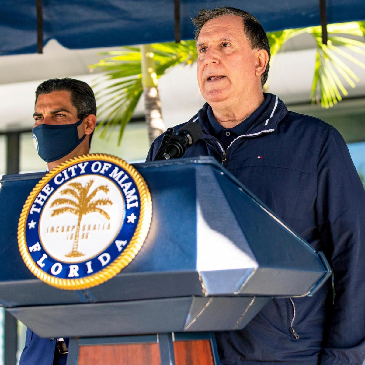 Joe Carollo (centro), comisionado de Miami, y el alcalde miamense Miami Francis Suárez habla a los medios afuera del Ayuntamiento de Miami.