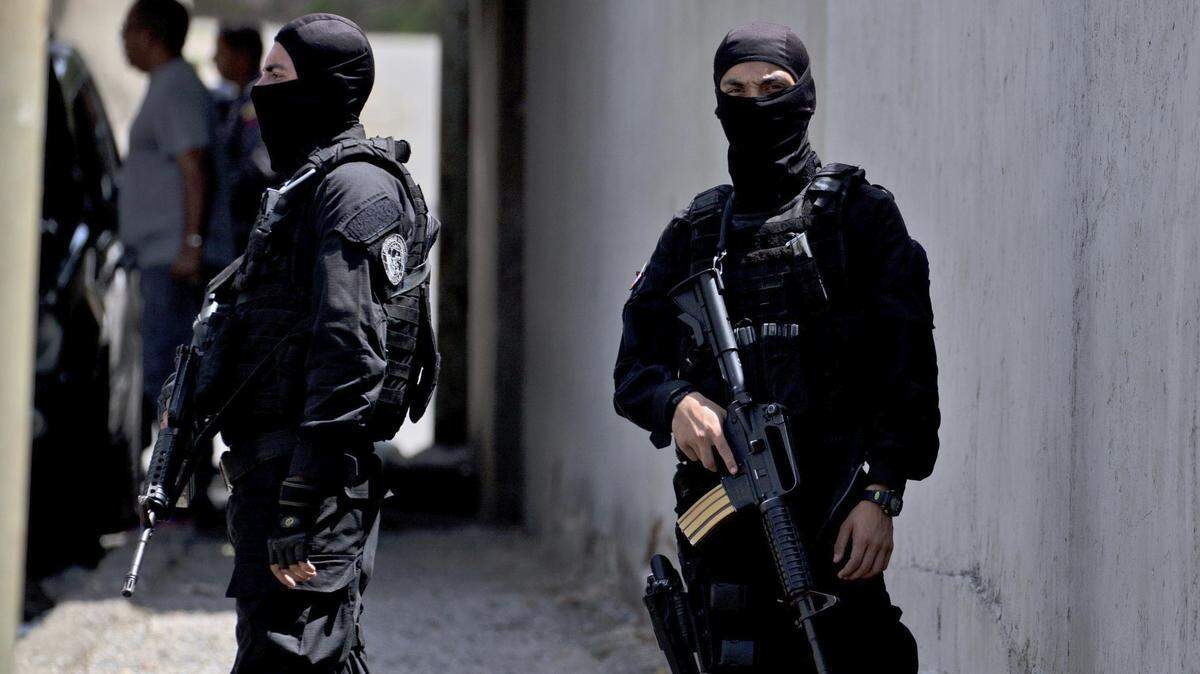 Political police officers from SEBIN stand guard at the SEBIN headquarters where American Joshua Holt is being held in Caracas, Venezuela, Thursday, May 17, 2018. The Utah man imprisoned for two years without a trial is making an emotional plea for Americans’ help getting out of a Caracas jail, saying Wednesday in a clandestinely shot video that his life was threatened during a riot in the country’s most-notorious prison. (AP Photo/Fernando Llano)