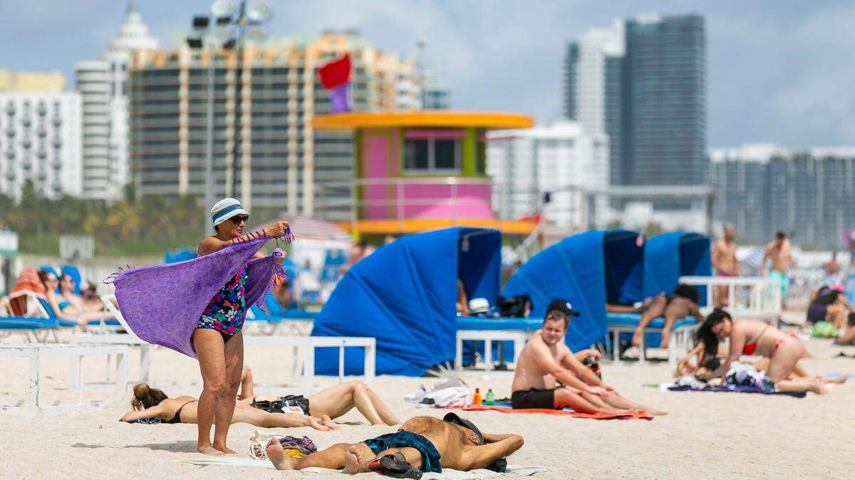 People visit Miami Beach on Wednesday, March 23, 2022. After a wet start on Friday, a cold front will bring temperatures in South Florida from the upper 50s to the mid-70s on March 25-26 and sunny skies through the next week, according to the National Weather Service in Miami.