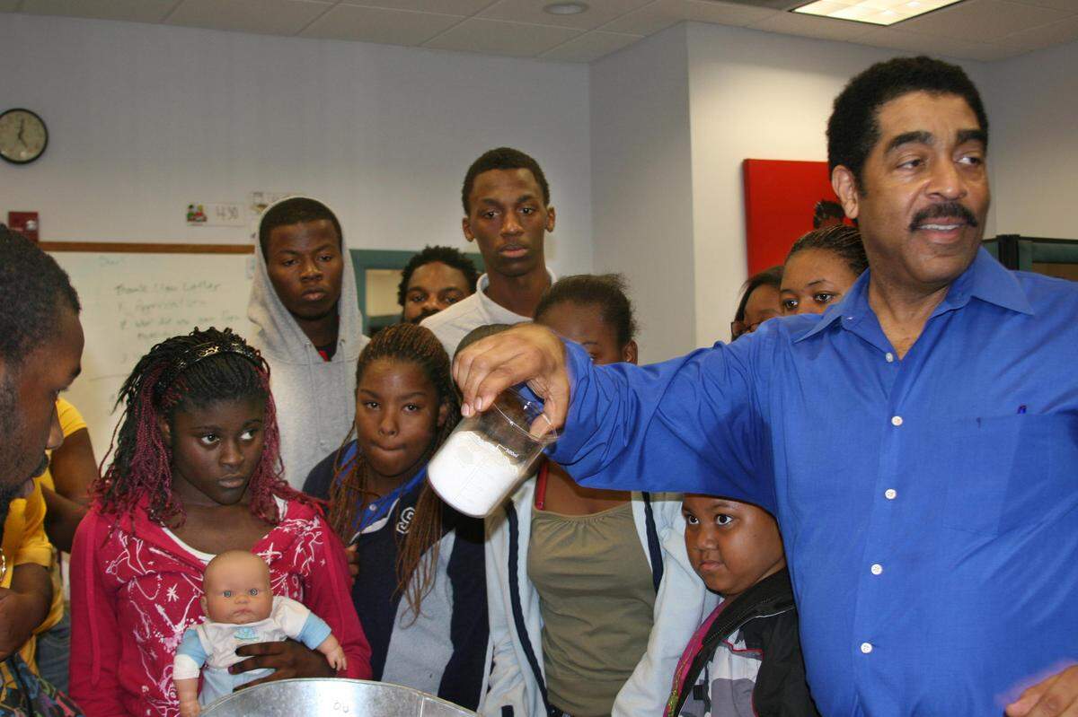 02/10/10– HELEN BERGGREN/FOR THE MIAMI HERALD – – Returning to his hometown in Opa-locka, National Oceanic and Atmospheric Administration (NOAA) oceanographer Evan Forde tells Youth Coop students his life story. Never making an A until the sixth grade, Forde says his motto is: Your past does not equal your future. Youth Coop students watch as Forde demonstrates the science of polymers: changing water into snow.