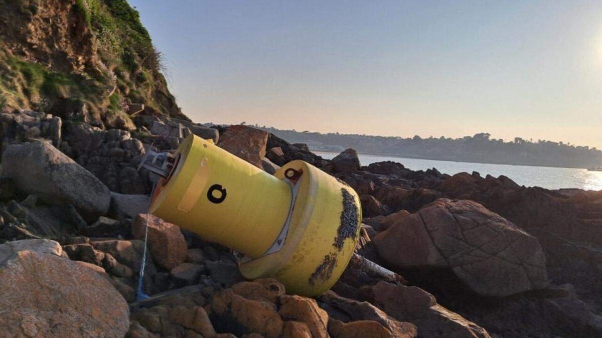 La comunidad de Perros-Guirec, en la Bretaña francesa, encontró esta boya del Dry Tortugas National Park en su costa rocosa, según informa el Servicio de Parques Nacionales.