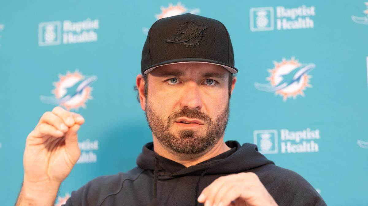 02 November 2023, Hesse, Frankfurt/Main: American Football: NFL, Before the season game Kansas City Chiefs vs. Miami Dolphins in Frankfurt: Frank Smith , Offensive Coordinator of the Miami Dolphins, speaks during a press conference. Photo: Jürgen Kessler/dpa/Sipa USA