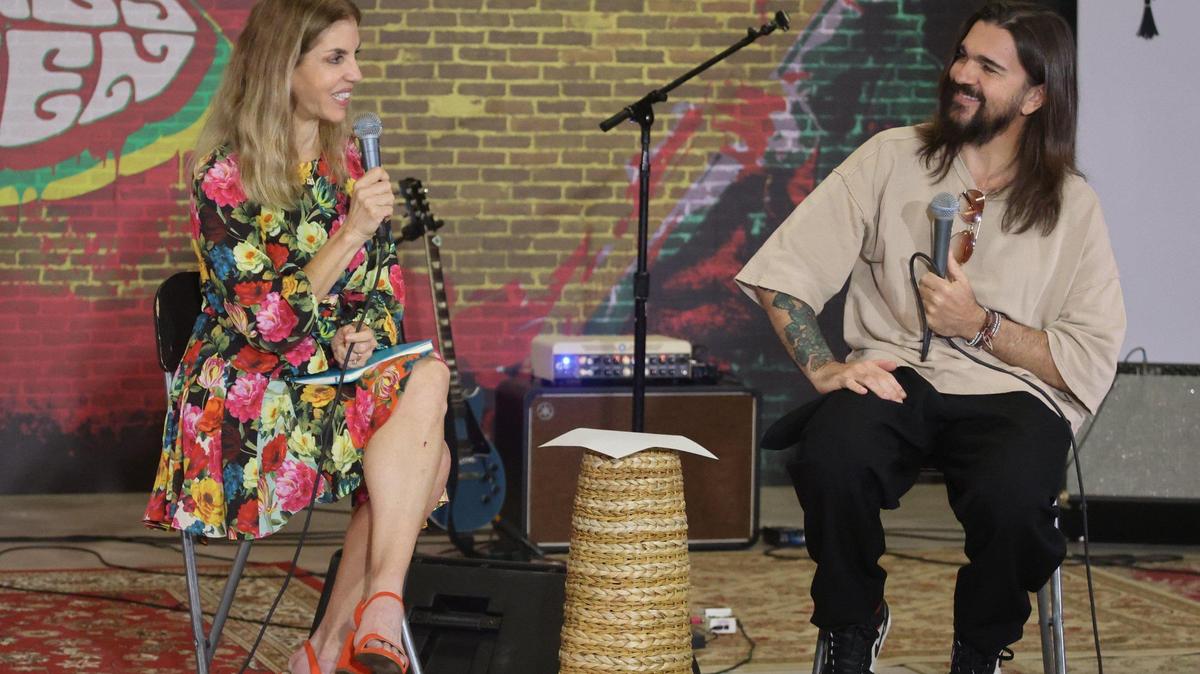 Leila Cobo, editora ejecutiva de Contenido y Programación Latina de Billboard, a la izquierda, entrevista al artista discográfico Juanes, a la derecha, antes de anunciar el ganador de la beca Juanes, su nuevo álbum y su gira.