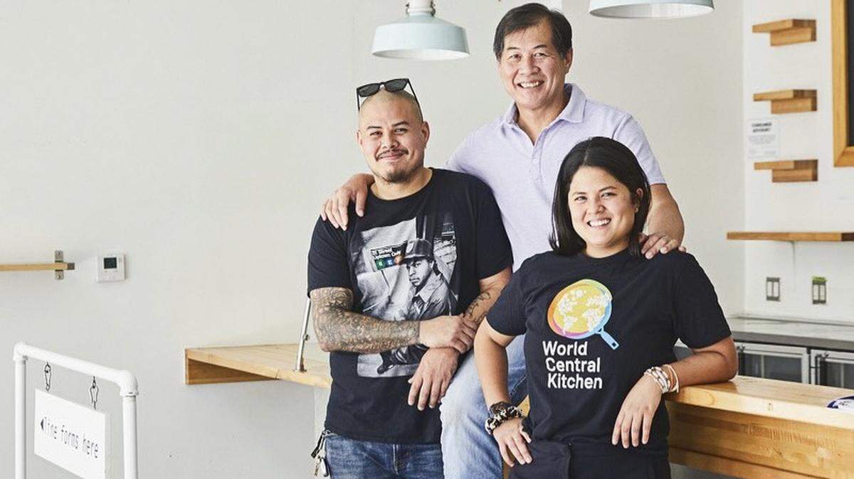 La chef Val Chang, aquí con su hermano Nando y su padre, Fernando, es la fuerza detrás de Maty's, nombrado uno de los mejores nuevos restaurantes de 2023.