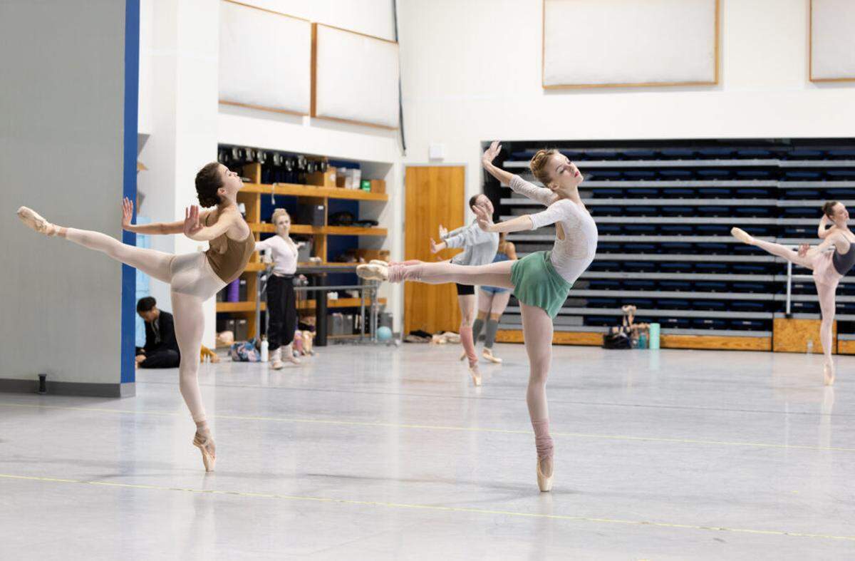 Miami City Ballet dancers Lily Maulsby and Ella Titus rehearse Ricardo Amarante’s “Delight.”