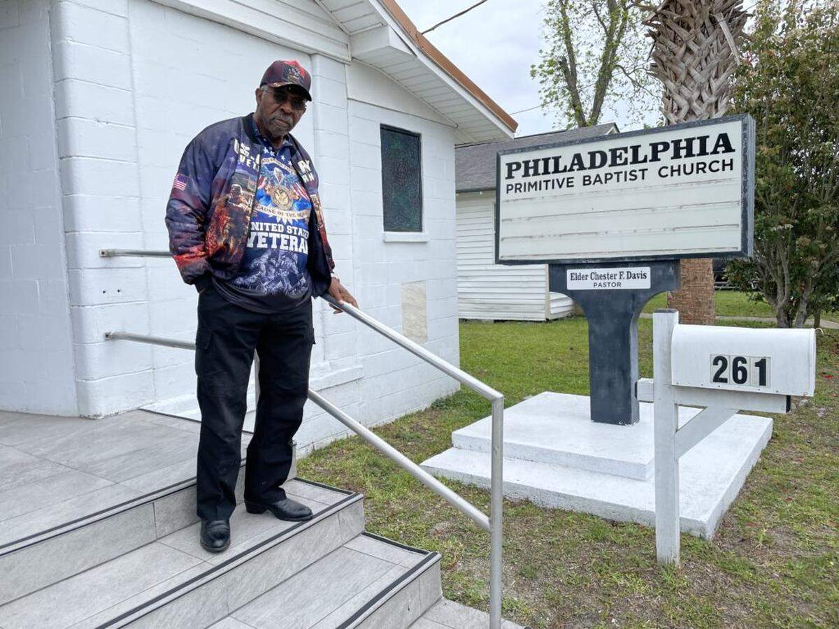 El pastor Chester Davis luchó en Vietnam y ahora lucha contra la planta de GNL propuesta en nombre de su comunidad. Cree que la planta "representa una destrucción de lo que hemos superado desde la fábrica de papel". Amy Green Inside Climate News/Florida Climate Reporting Network