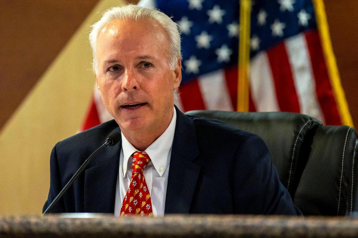 El alcalde de Surfside, Charles Burkett, se dirige a la Comisión Municipal de Surfside y a los electores durante una reunión en el Ayuntamiento en Surfside, Florida, el martes 8 de marzo de 2022.