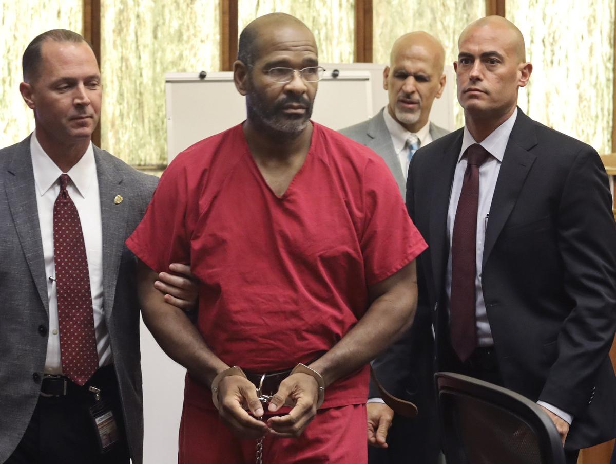 Former MMA fighter Ariel Gandulla, who accepted a 3-year prison sentence in exchange for testimony, is expected to take the stand this week in the trial of former Presidente Supermarket chain owner Manuel Marin. He’s accused of plotting to kill his ex-wife’s lover.