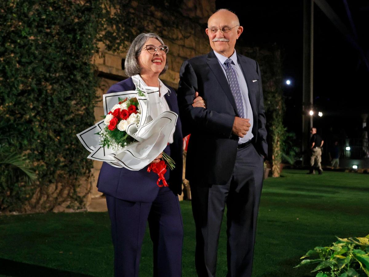 La alcaldesa del Condado Miami-Dade, Daniella Levine Cava, baja del escenario con su esposo, el Dr. Robert Cava, tras pronunciar el discurso sobre el Estado del Condado 2024 en el Zoo Miami, el miércoles 24 de enero de 2024.