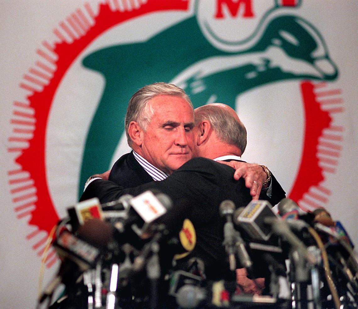 Don Shula receives a hug from Dolphins owner Wayne Huizenga at Shula’s press conference announcing his resignation on Jan. 5, 1996.