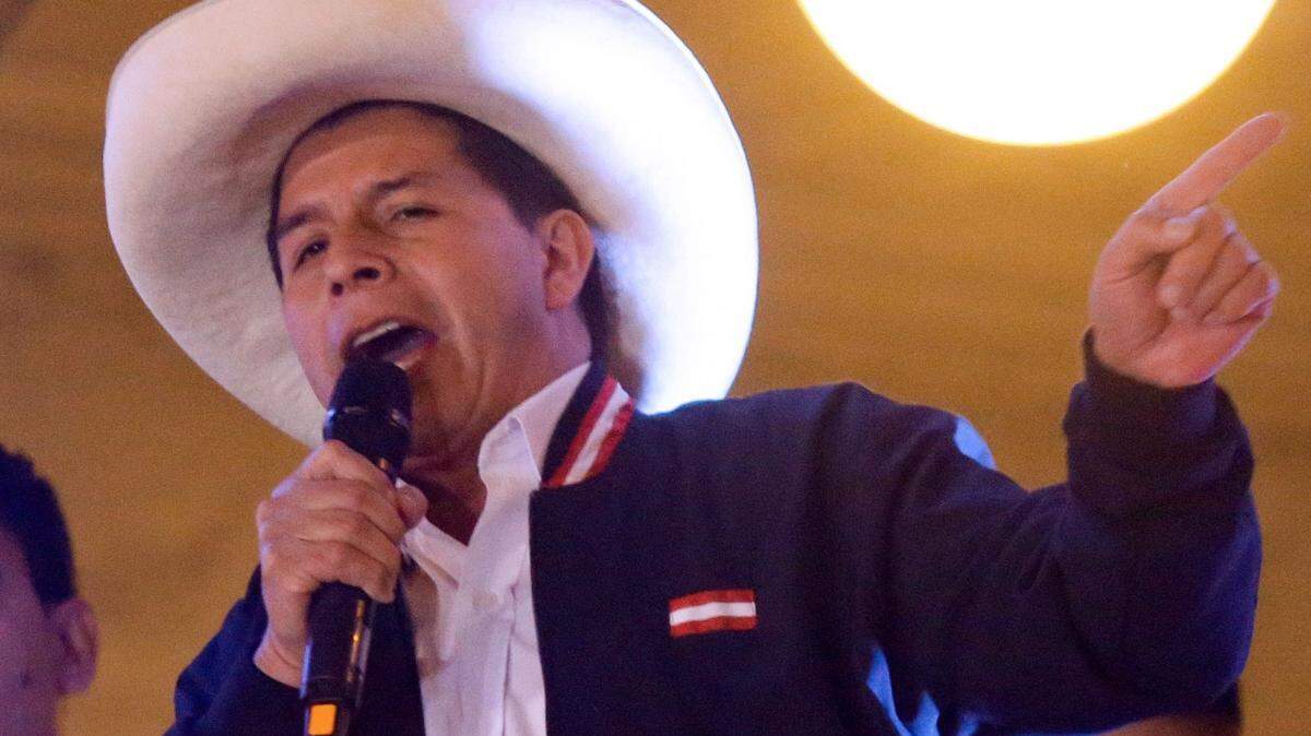 Pedro Castillo es un ex maestro de escuela primaria rural cuyo partido se define a sí mismo como “marxista.”