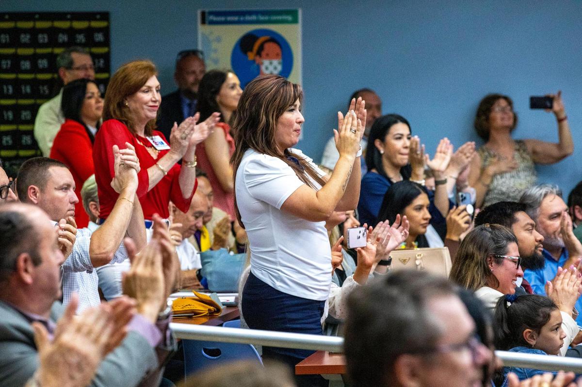Una multitud reacciona ante el gobernador de la Florida, Ron DeSantis, antes de que firmara públicamente el proyecto de ley HB 7, "Libertad Individual", también apodado proyecto de ley "Stop Woke", durante una conferencia de prensa en Mater Academy Charter Middle/High School en Hialeah Gardens, la Florida, el viernes 22 de abril de 2022. DeSantis también firmó otros dos proyectos de ley, incluyendo uno relativo a la ley "Big Tech" firmado el año pasado, pero dejado de lado debido a un fallo judicial, y el proyecto de ley de distritos especiales, que se relaciona con el Distrito de Mejora Reedy Creek.