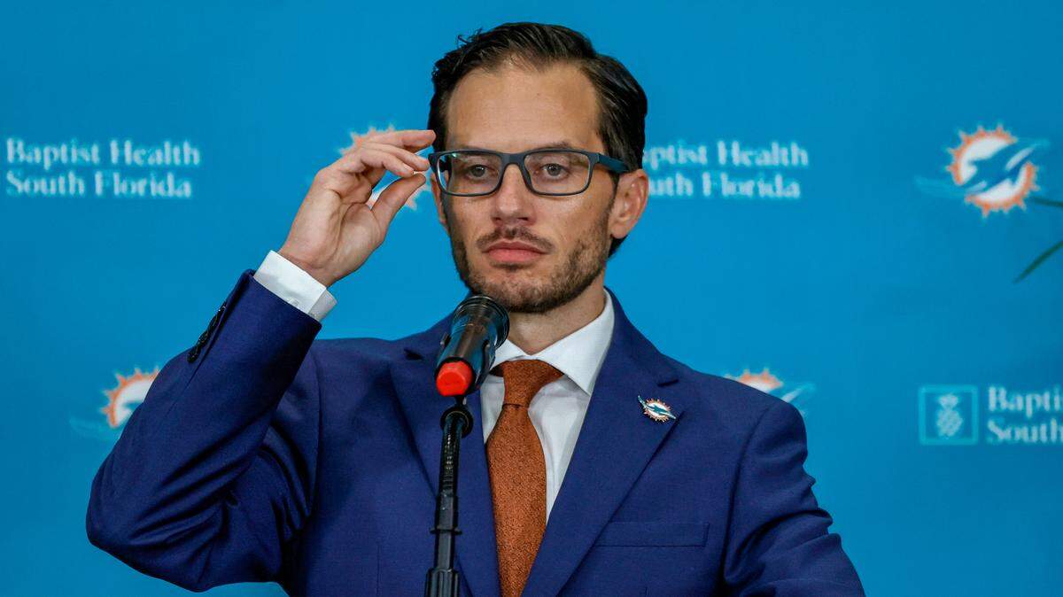 El nuevo entrenador en jefe de los Miami Dolphins, Mike McDaniel, habla en su conferencia de prensa introductoria en el Baptist Health Training Complex en el Hard Rock Stadium, el jueves 10 de febrero de 2022 en Miami Gardens, Florida.