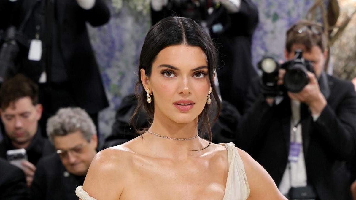Weighted Blankets and Anxiety How Kendall Jenner Uses Hers