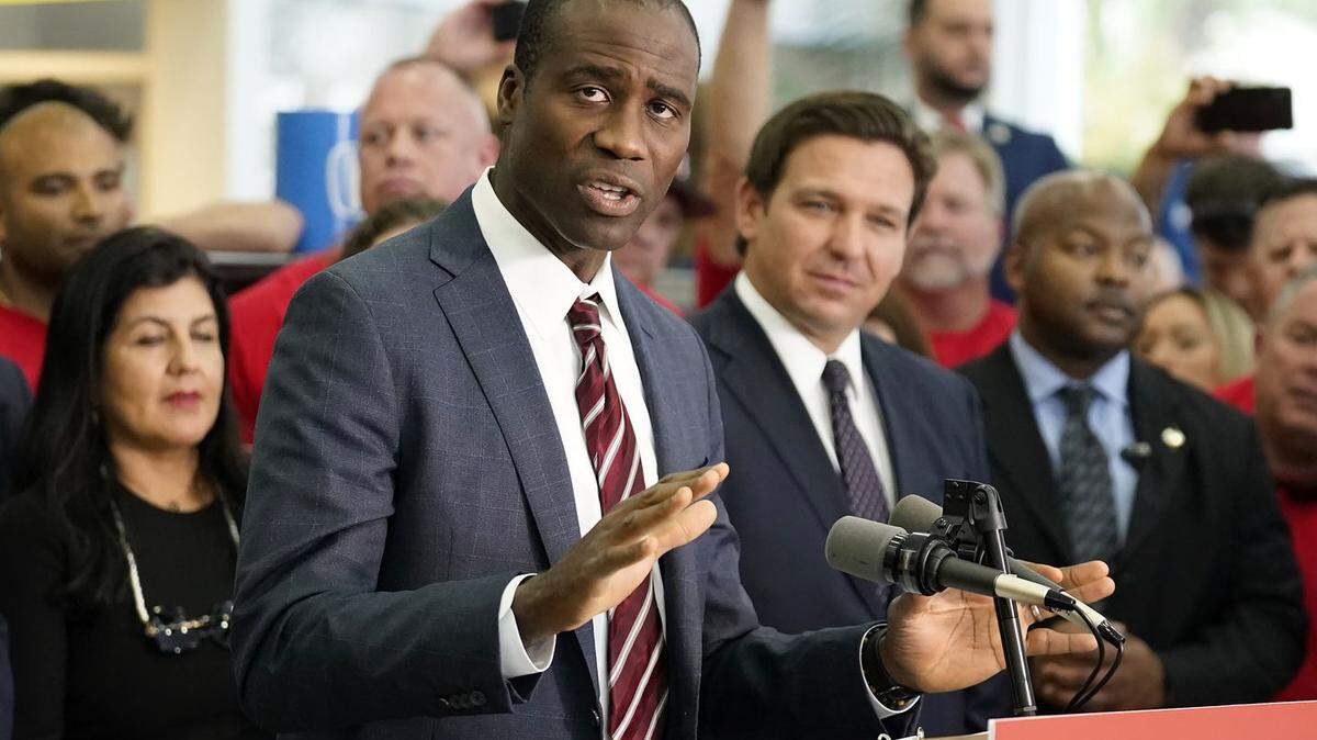 Joseph Ladapo, secretario de Salubridad de la Florida y profesor de Medicina de la Universidad de la Florida, usó un análisis erróneo al sugerir el pasado otoño que se debería disuadir a los hombres jóvenes de vacunarse contra el COVID, dicen los profesores de la facultad de Medicina de la UF.