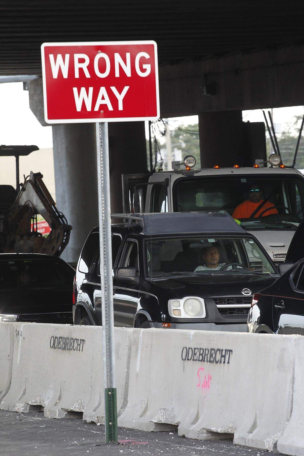 Drivers move southbound on the opposite side underneath the overpass as Miami-Dade Expressway Authority debuted South Florida’s first Divergent Diamond Interchange between Dolphin Expressway and Northwest 27th Avenue on Monday, Aug. 13, 2018. According to MDX, drivers will briefly cross over to the left or “opposite” side of the road in a crisscross or diamond pattern.