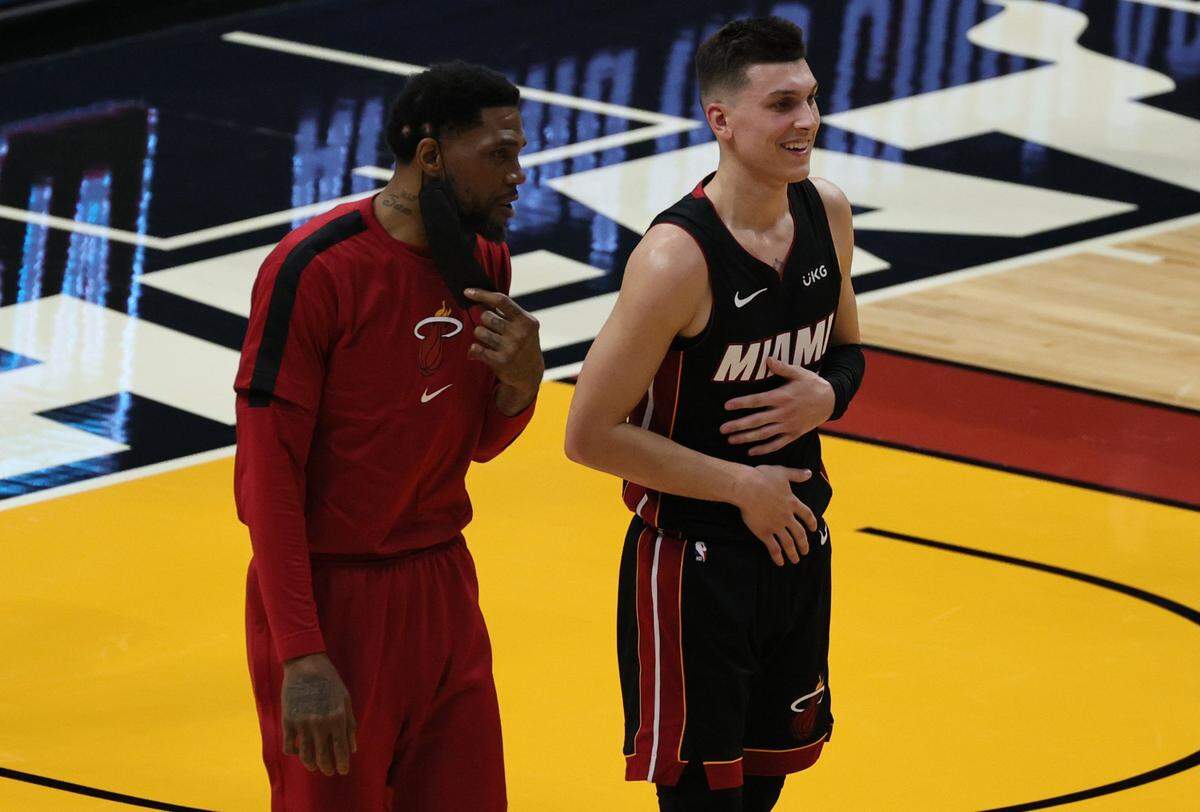 Udonis Haslem (izq.) y Tyler Herro conversan en el último cuarto del partido del Heat ante los Nets de Brooklyn, celebrado el 18 de abril de 2021.