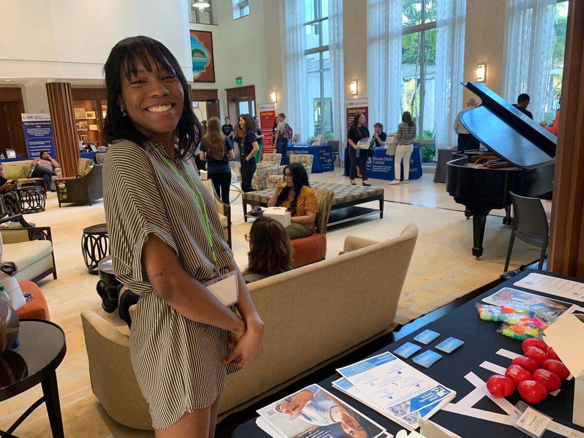 Mecca McCain, de 21 años, estudiante de tercer año de la Universidad de Miami, trabaja como presentadora adulta joven del capítulo de Miami-Dade de la National Alliance on Mental Illness (NAMI).