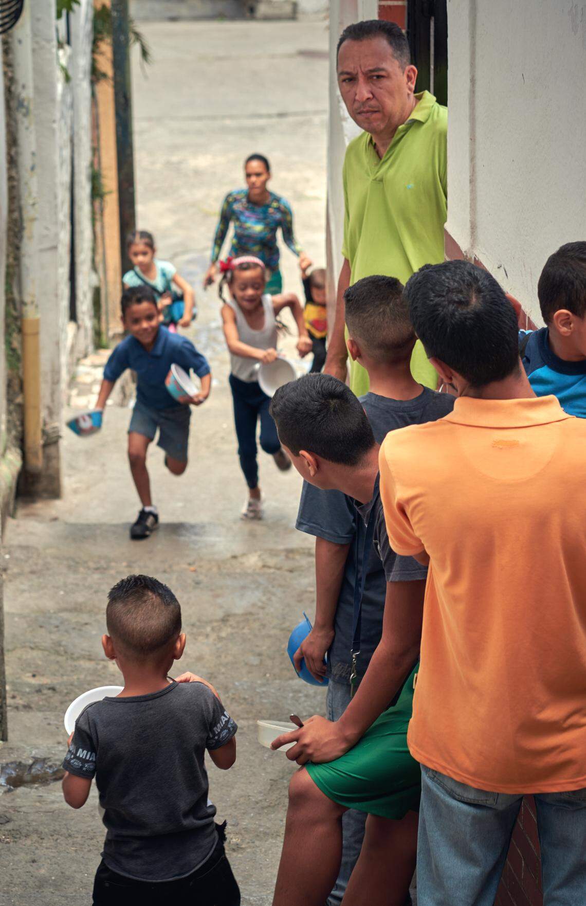 Jose Pulido organiza almuerzos para niños desnutridos en Carapita, Venezuela.