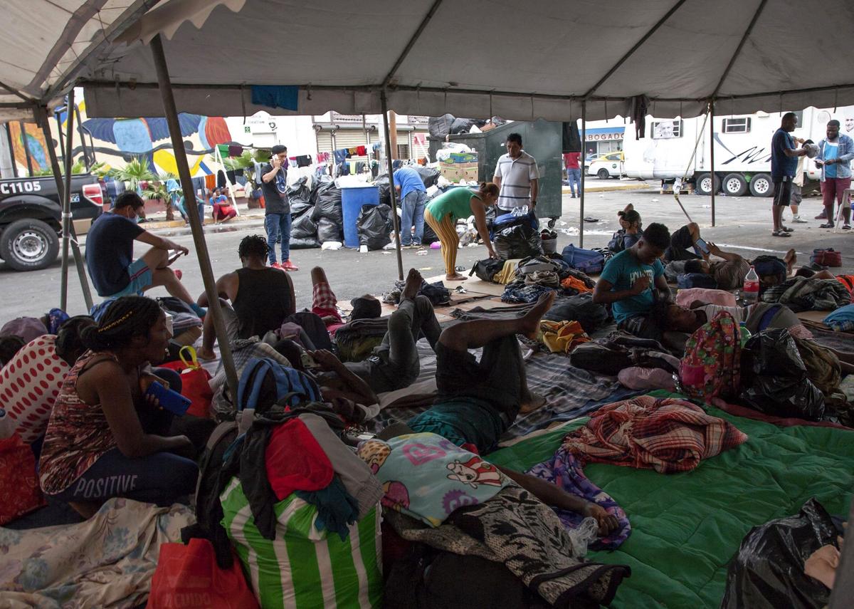 Migrantes haitianos descansan afuera de un refugio mientras esperan su resolución migratoria en Monterrey, México, el 28 de septiembre de 2021. - Casi todos los migrantes, en su mayoría haitianos, que se habían reunido a ambos lados de la frontera entre Estados Unidos y México han abandonado sus campamentos improvisados, poniendo fin a un enfrentamiento que había provocado una importante crisis fronteriza para el gobierno de Biden.