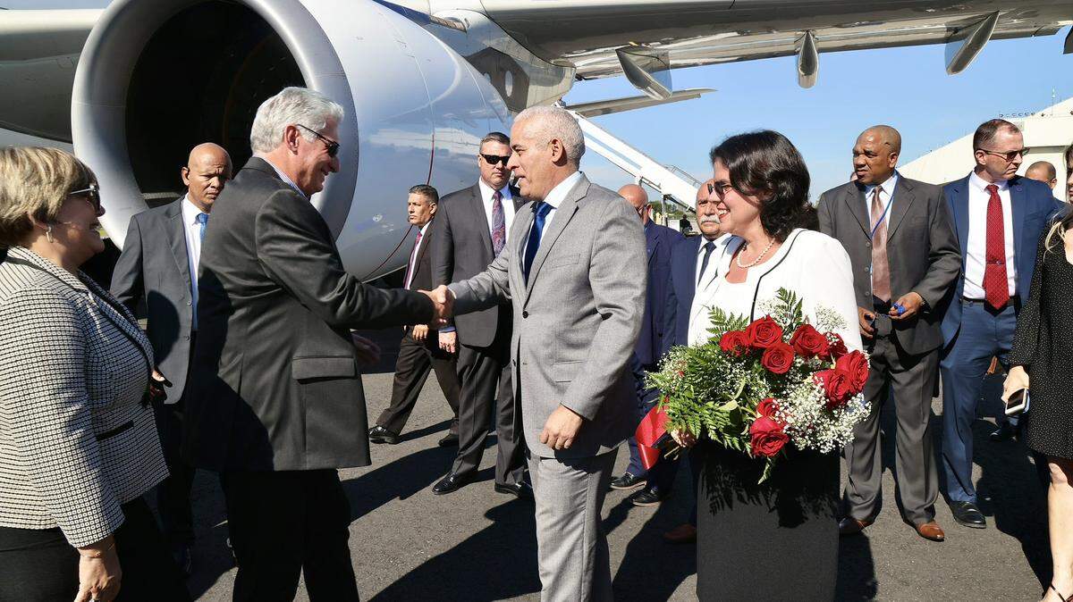 El gobernante cubano Miguel Díaz-Canel y su esposa, Lis Cuesta, fueron recibidos por el representante de Cuba ante las Naciones Unidas, Gerardo Peñalver Portal, y la jefa de la embajada de Cuba en Washington, Lianys Torres Rivera, en el Aeropuerto Internacional John F. Kennedy de Nueva York, el domingo 17 de septiembre de 2023.