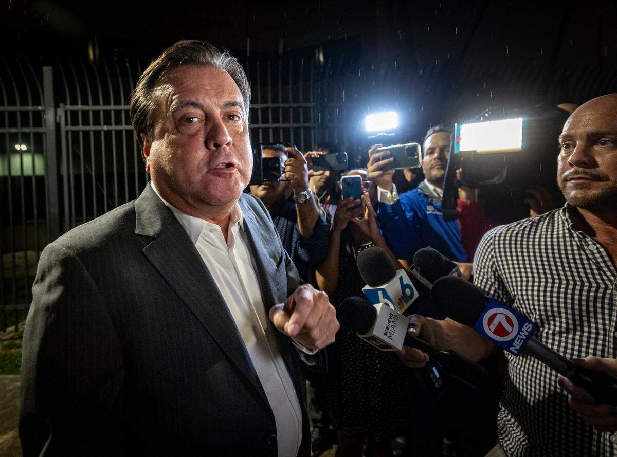Un desafiante comisionado de la Ciudad de Miami, Alex Díaz de la Portilla, habla con reporteros después de que lo dejaran salir del Turner Guilford Knight Correctional Center tras su arresto el jueves 14 de septiembre de 2023.