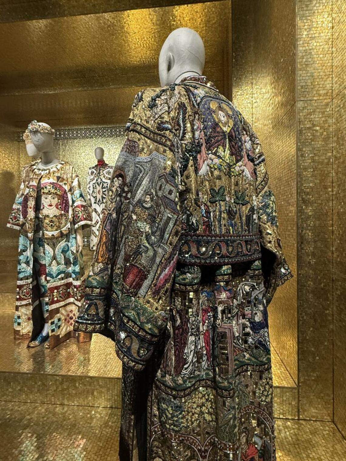 Una chaqueta bordada con efecto mosaico requirió el trabajo constante de cinco artesanos durante siete meses y está presente en la exposición “Del corazón a las manos: Dolce&Gabbana”, que se exhibe ahora en ICA Miami hasta junio.