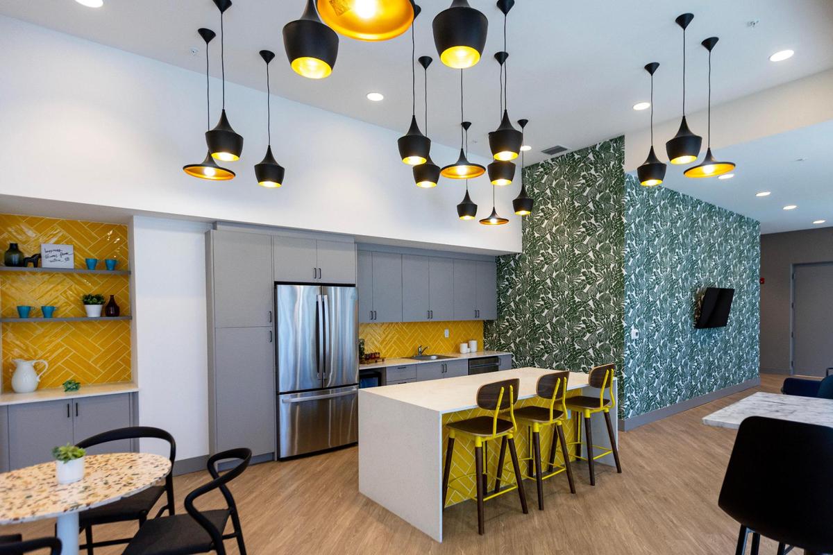 Este es el espacio común donde los inquilinos del nuevo edificio de apartamentos Seven on Seventh de Fort Lauderdale se reúnen para realizar actividades sociales.