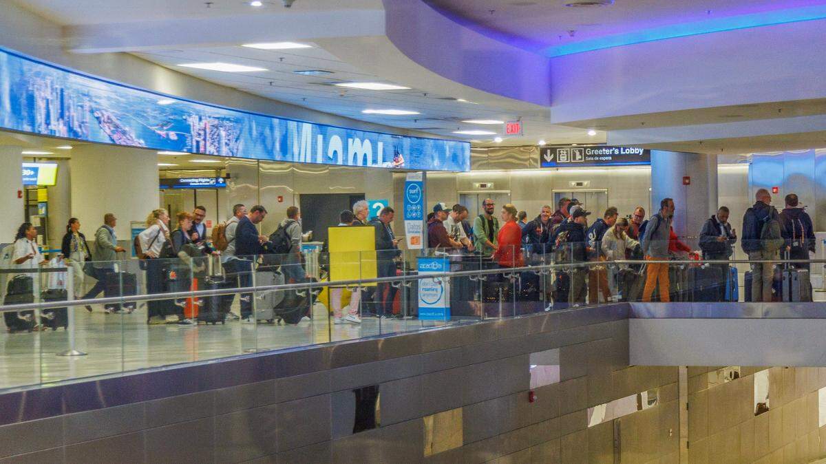 Pasajeros saliendo de la zona de Aduanas del MIA el miércoles 20 de diciembre de 2023.