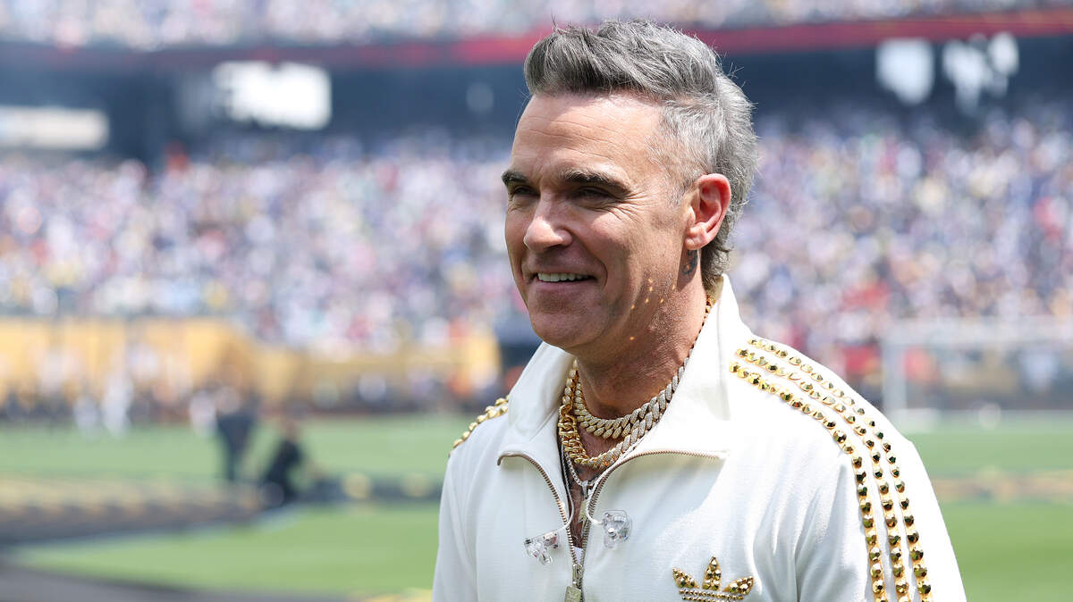 EAST RUTHERFORD, NEW JERSEY - JULY 13: Robbie Williams performs prior to the FIFA Club World Cup 2025 Final match between Chelsea FC and Paris Saint-Germain at MetLife Stadium on July 13, 2025 in East Rutherford, New Jersey. (Photo by Dan Mullan/Getty Images)