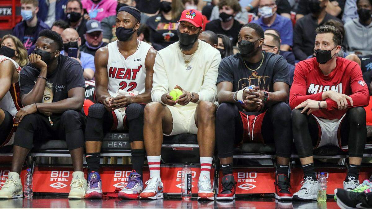 Los jugadores del Heat Victor Oladipo, Jimmy Butler, Markieff Morris, Bam Adebayo y Duncan Robinson (de izq. a der.) usan máscaras durante el partido ante los Wizards de Washington, el 28 de diciembre de 2021 en Miami.