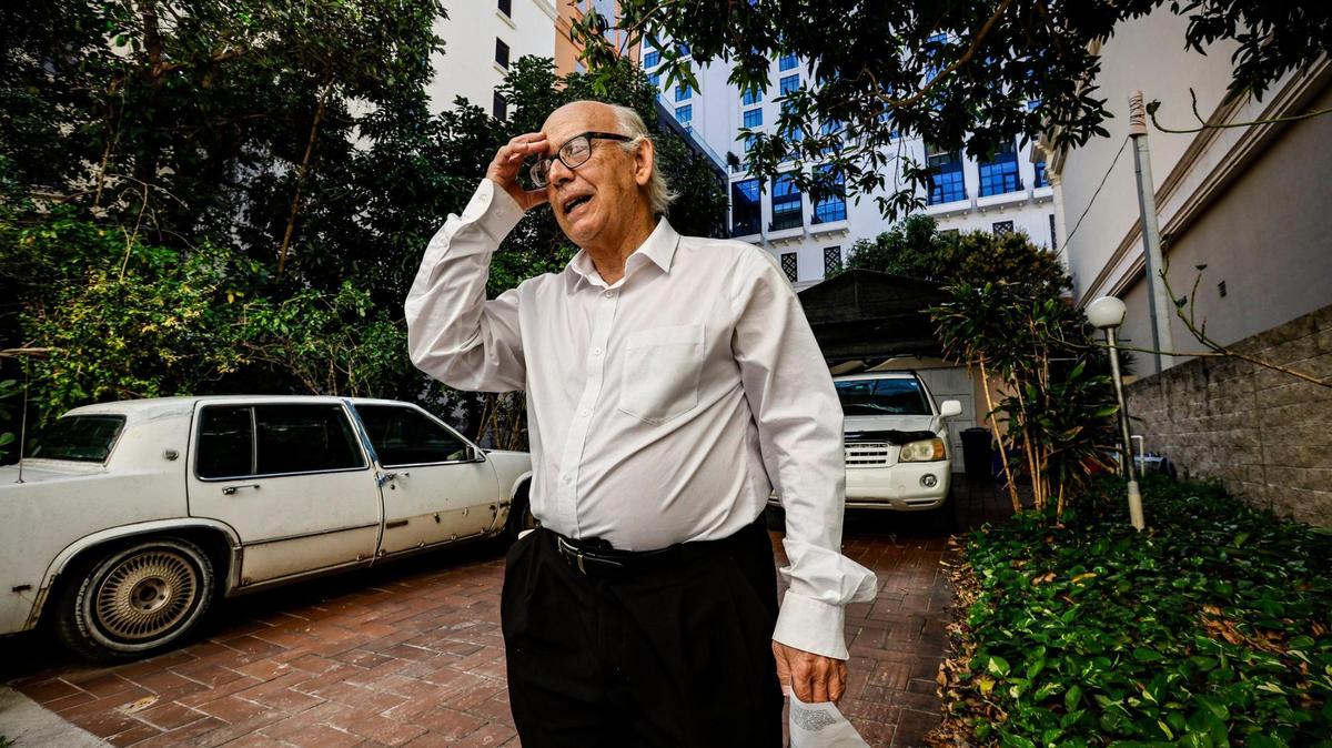 Orlando Capote tiene en su poder una notificación de intención de embargo de la ciudad de Coral Gables por infracciones del código en su casa. La casa unifamiliar estaba antes dentro de un barrio residencial. Después de la rezonificación, la casa está ahora rodeada por la urbanización The Plaza, que incluye el Loews Hotel.
