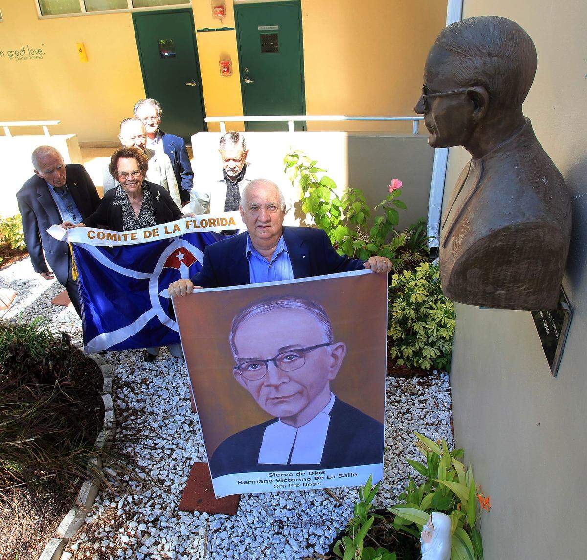 En esta imagen de archivo del 2013, Jose Manuel Dorado (ya fallecido) del comité probeatificacion del Venerable Hno. Victorino De La Salle, junto a un grupo de federados fotografiados en la Escuela De LaSalle.