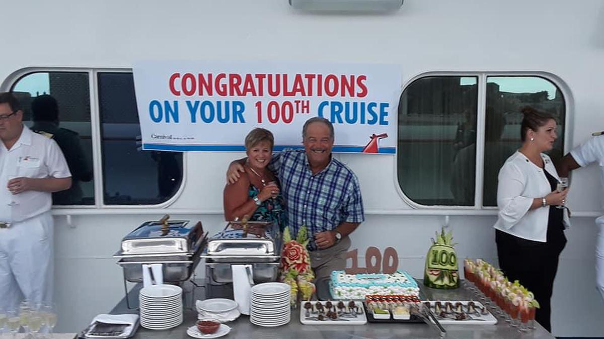 Los Houchen en su centésimo crucero con Carnival.