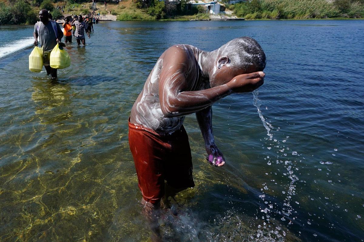 Un inmigrante haitiano se baña en el Río Grande tras cruzar a Estados Unidos desde México, en una imagen del 17 de septiembre de 20201 en Del Río, Texas.