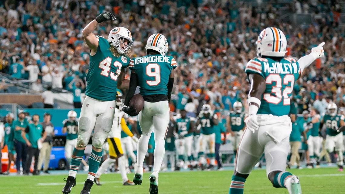 El cornerback de los Miami Dolphins Noah Igbinoghene (9) celebra, con el linebacker Andrew Van Ginkel (43) y el safety Verone McKinley III (32), tras su intercepción salvadora en el triunfo ante los Pittsburgh Steelers 16-10, este domingo 23 de octubre de 2022 en el Hard Rock Stadium, en Miami Gardens.