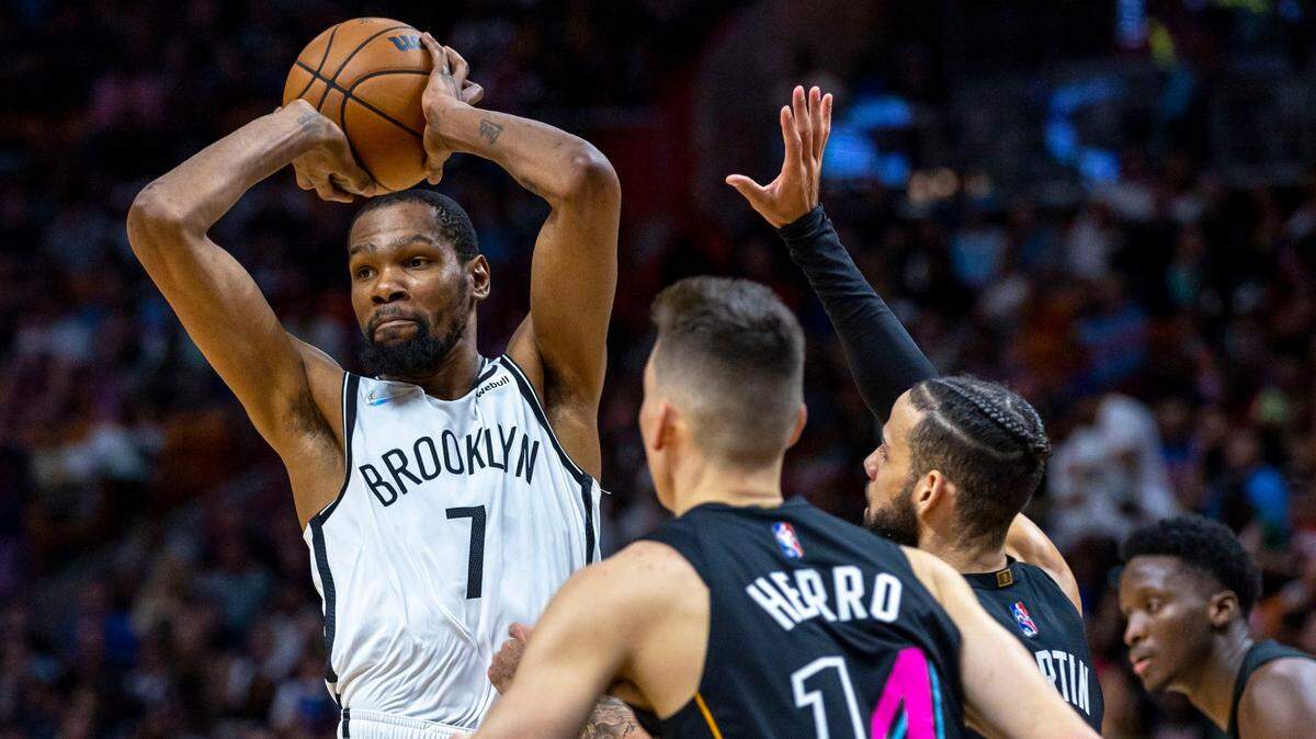 El alero de los Nets Kevin Durant (2) pasa la pelota ante la marca de Caleb Martin (der.), del Heat, en el partido celebrado el 26 de marzo de 2022 en Miami.
