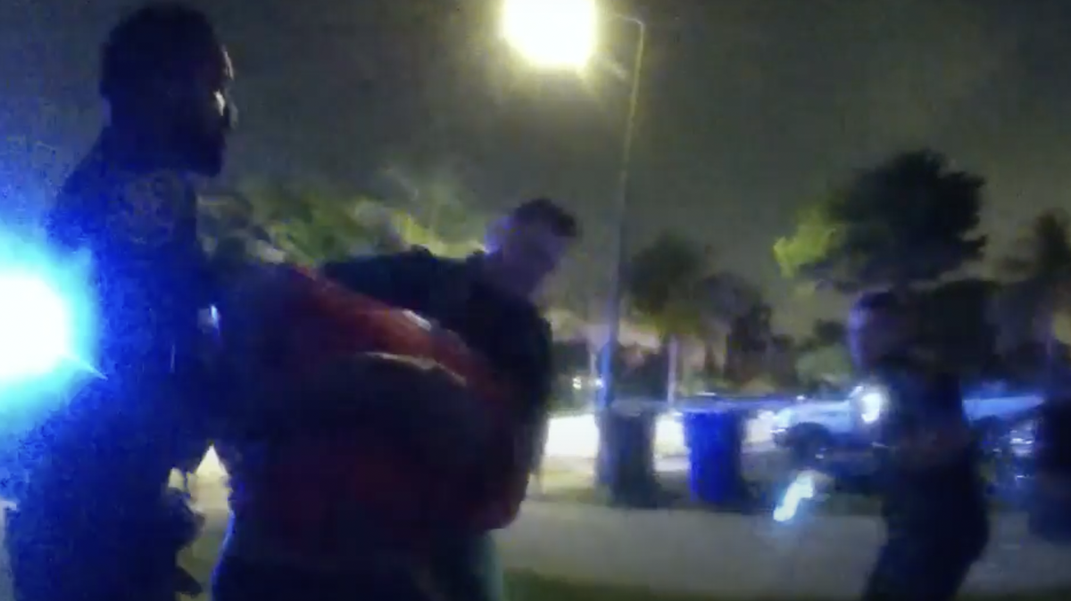 Captura de pantalla de una cámara corporal de un arresto por el que se investiga a varios policías de Broward.
