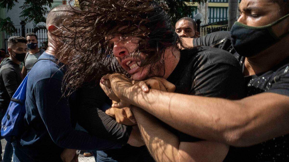 ARCHIVO - En esta foto de archivo del 11 de julio de 2021, policías vestidos de civil detienen a un manifestante durante una protesta antigubernamental en La Habana, Cuba.