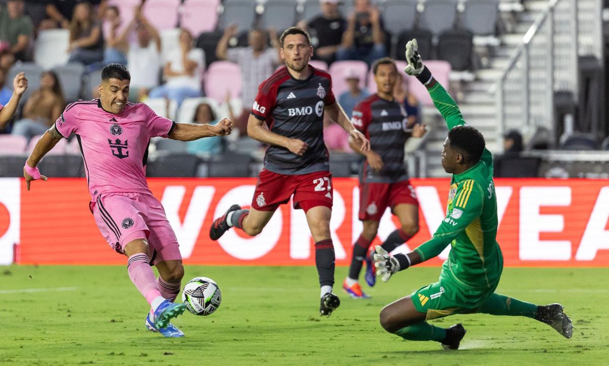 Inter Miami forward Luis Suárez (9) scores a goal against Toronto FC goalkeeper Sean Johnson (1) in the first half of a Leagues Cup Round of 32 soccer match at Chase Stadium on Thursday, Aug. 8, 2024, in Fort Lauderdale, Fla.