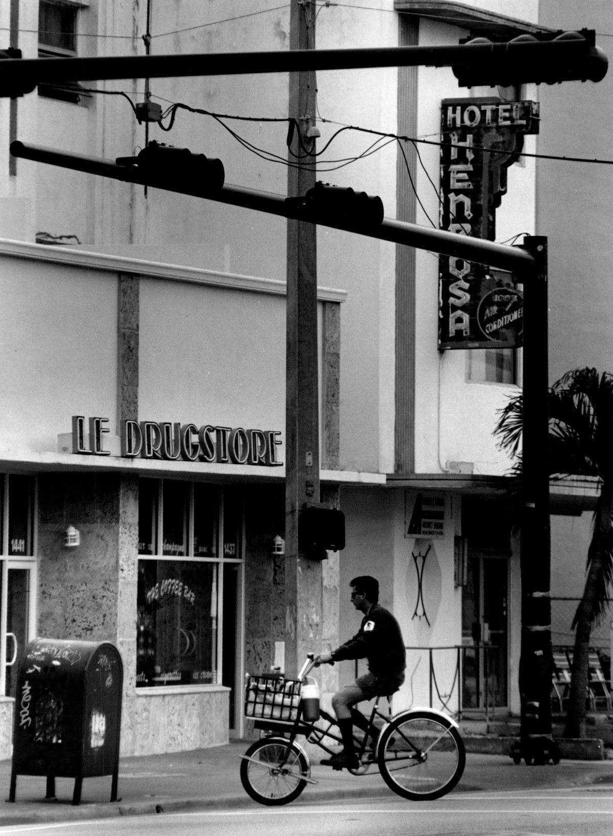 Old and new traffic lights at Espanola Way and Collins Avenue in the earely 1980s.